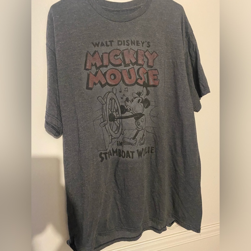Men’s 2XL Disney Mickey Mouse shirt